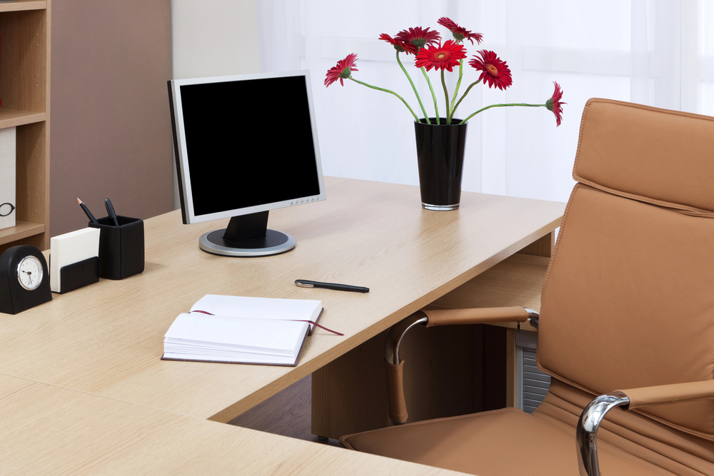 W zasadzie „czystego biurka” nie chodzi o plamy